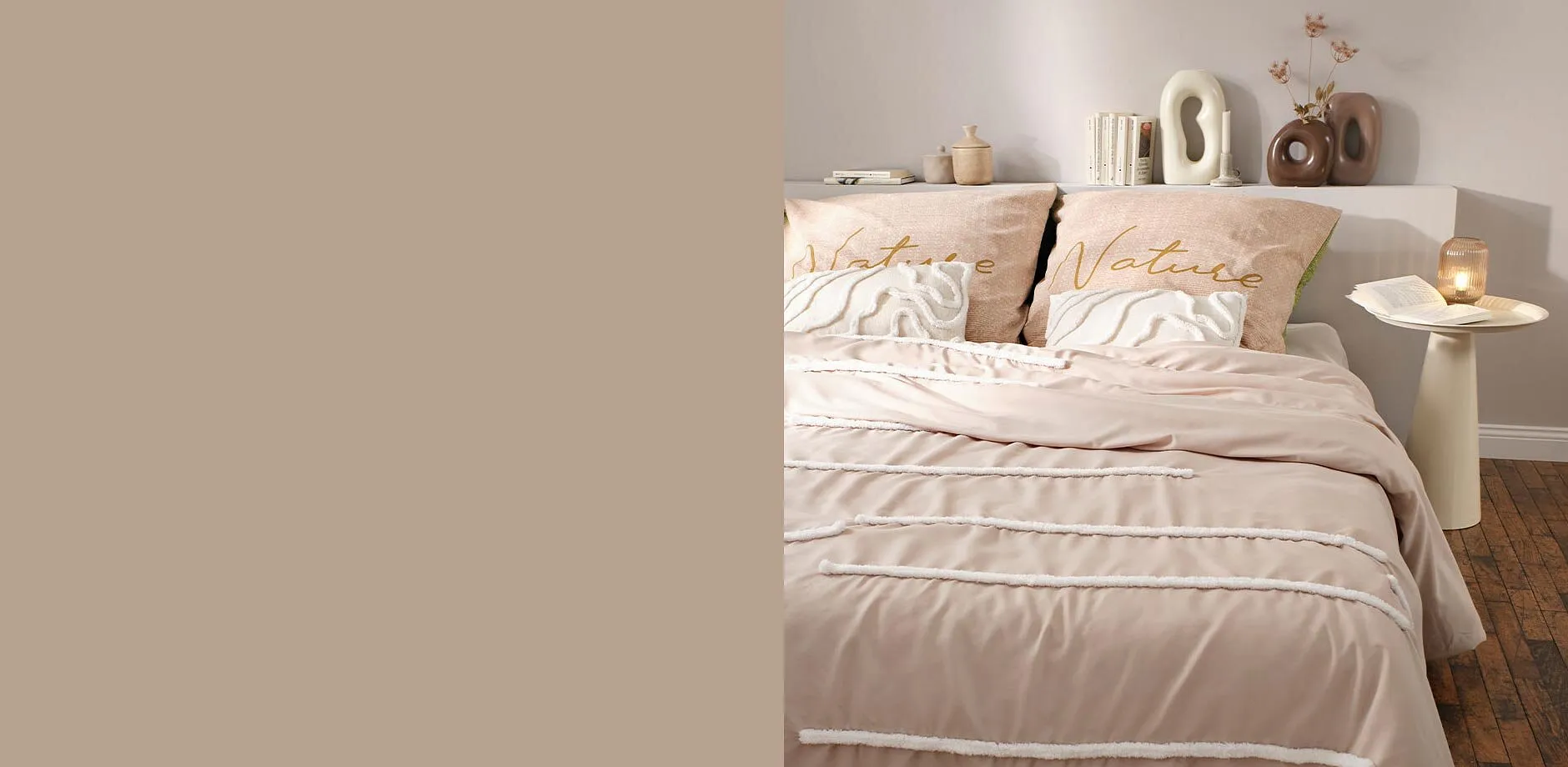 Une parure de lit rose tendre &agrave; fines rayures cr&eacute;e une ambiance conviviale dans la chambre aux teintes pastel chaudes.