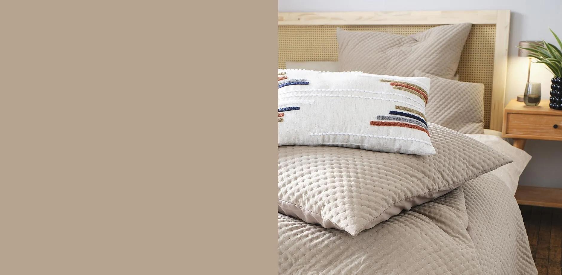 Parure de lit chaleureuse dans des tons terreux doux.