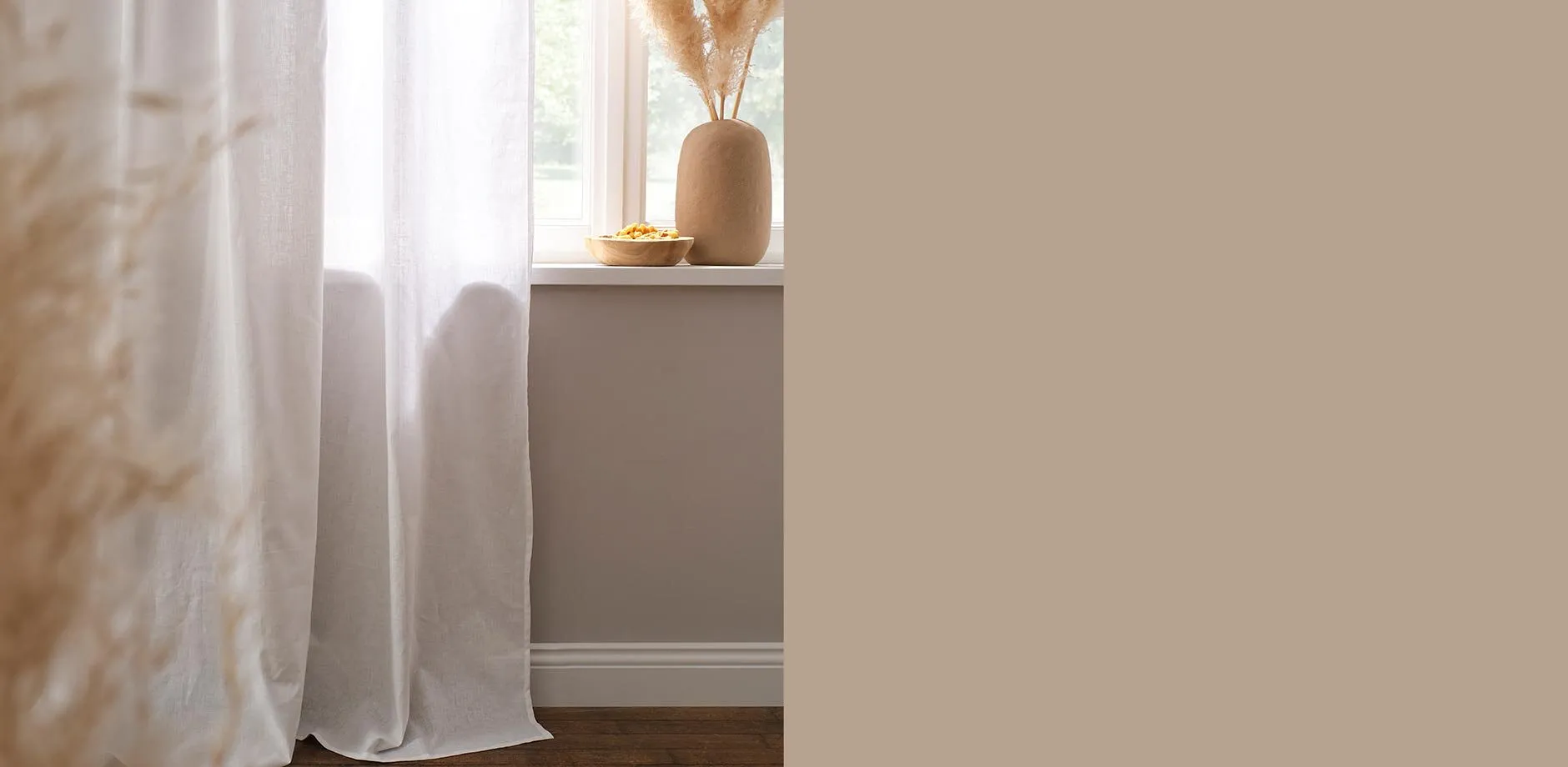 Rideaux blancs l&eacute;gers qui effleurent le sol pour un rendu &eacute;l&eacute;gant.
