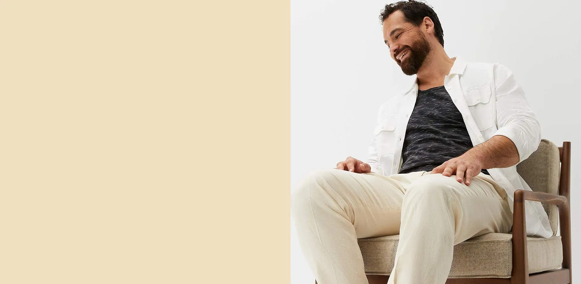 Tenue compos&eacute;e d'une chemise blanche, un t-shirt fonc&eacute; et un pantalon clair.