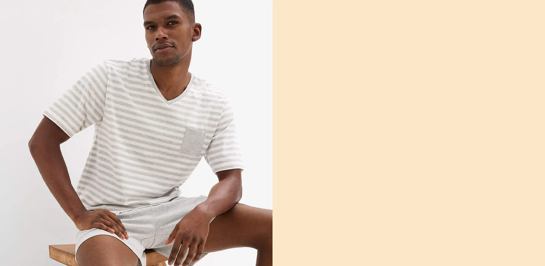 T-shirt &agrave; col en V ray&eacute; dans des teintes claires, associ&eacute; &agrave; un short de couleur claire.