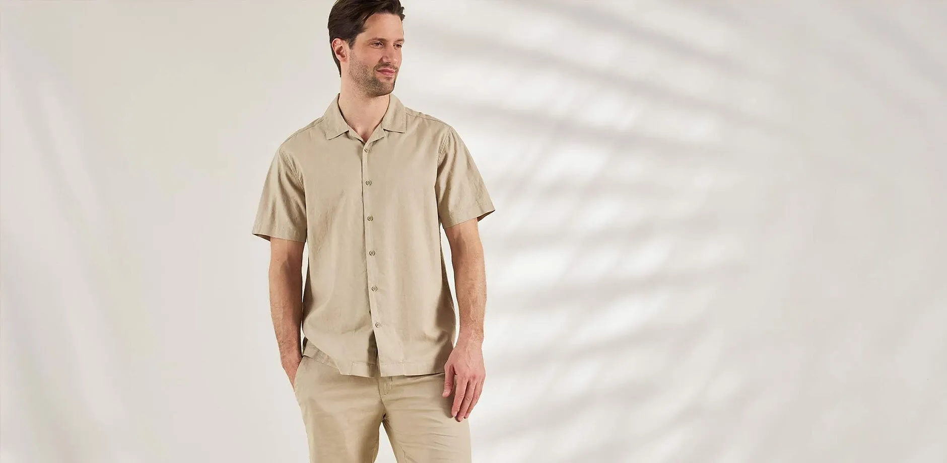 Tenue comprenant une chemise beige &agrave; manches courtes et un pantalon assorti pour un look d&eacute;contract&eacute;.