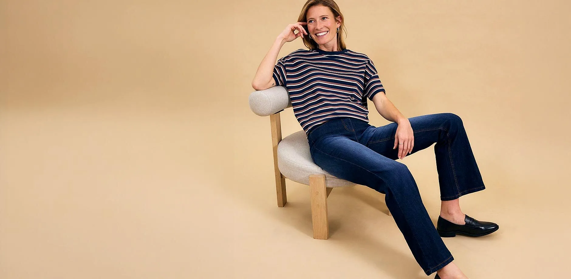 Tenue compos&eacute;e d'un jean bleu fonc&eacute; et d'un T-shirt &agrave; rayures.