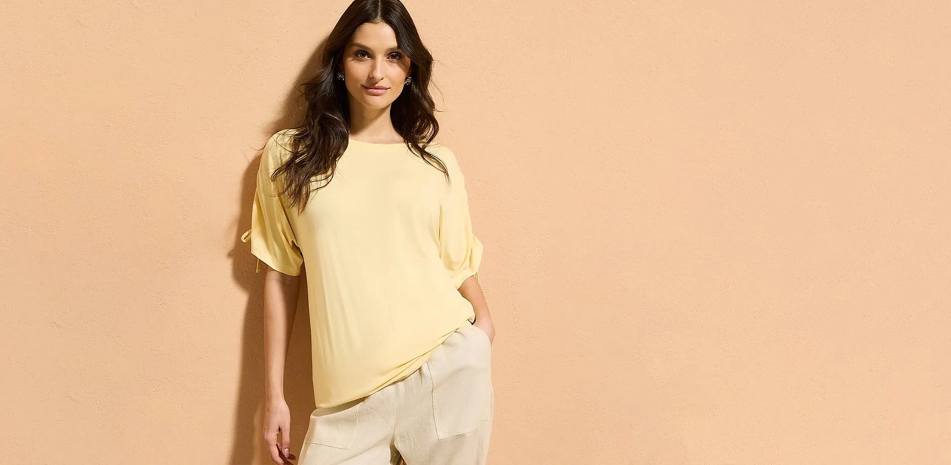 T-shirt jaune en viscose avec pantalon beige.