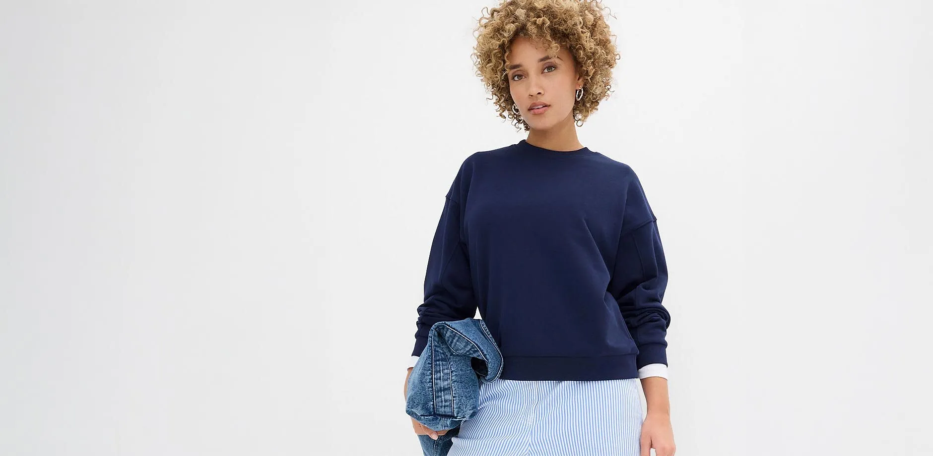 Sweat-shirt bleu oversize avec pantalon ray&eacute;.