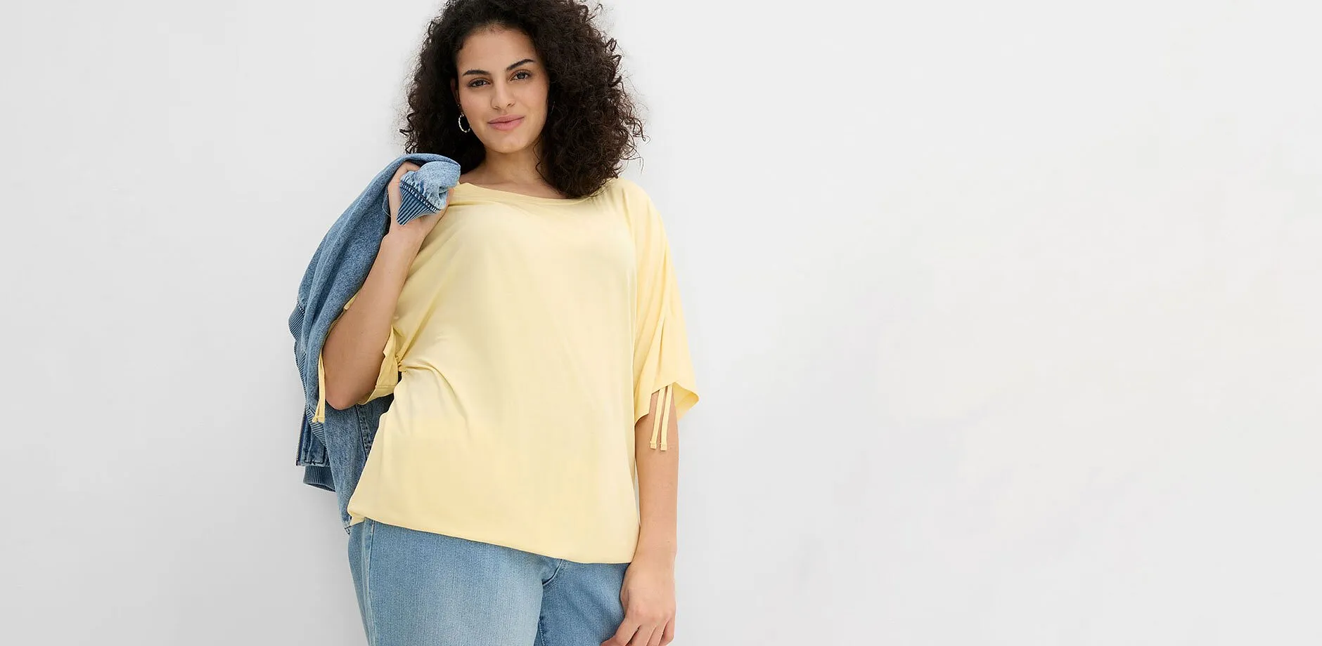 T-shirt jaune en viscose avec jean bleu.