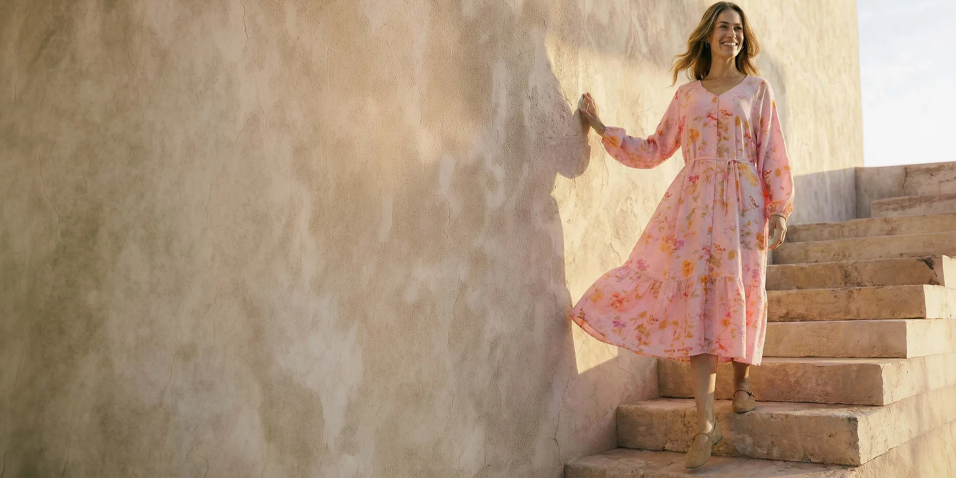 Zartes rosa Kleid mit Blumenmuster.