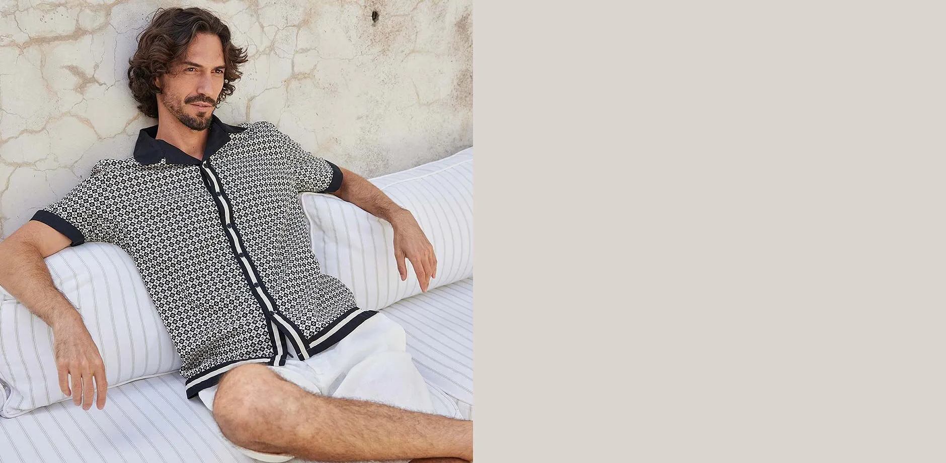 Chemise &agrave; manches courtes imprim&eacute;e mode avec teneur en lin et short de couleur claire assorti.