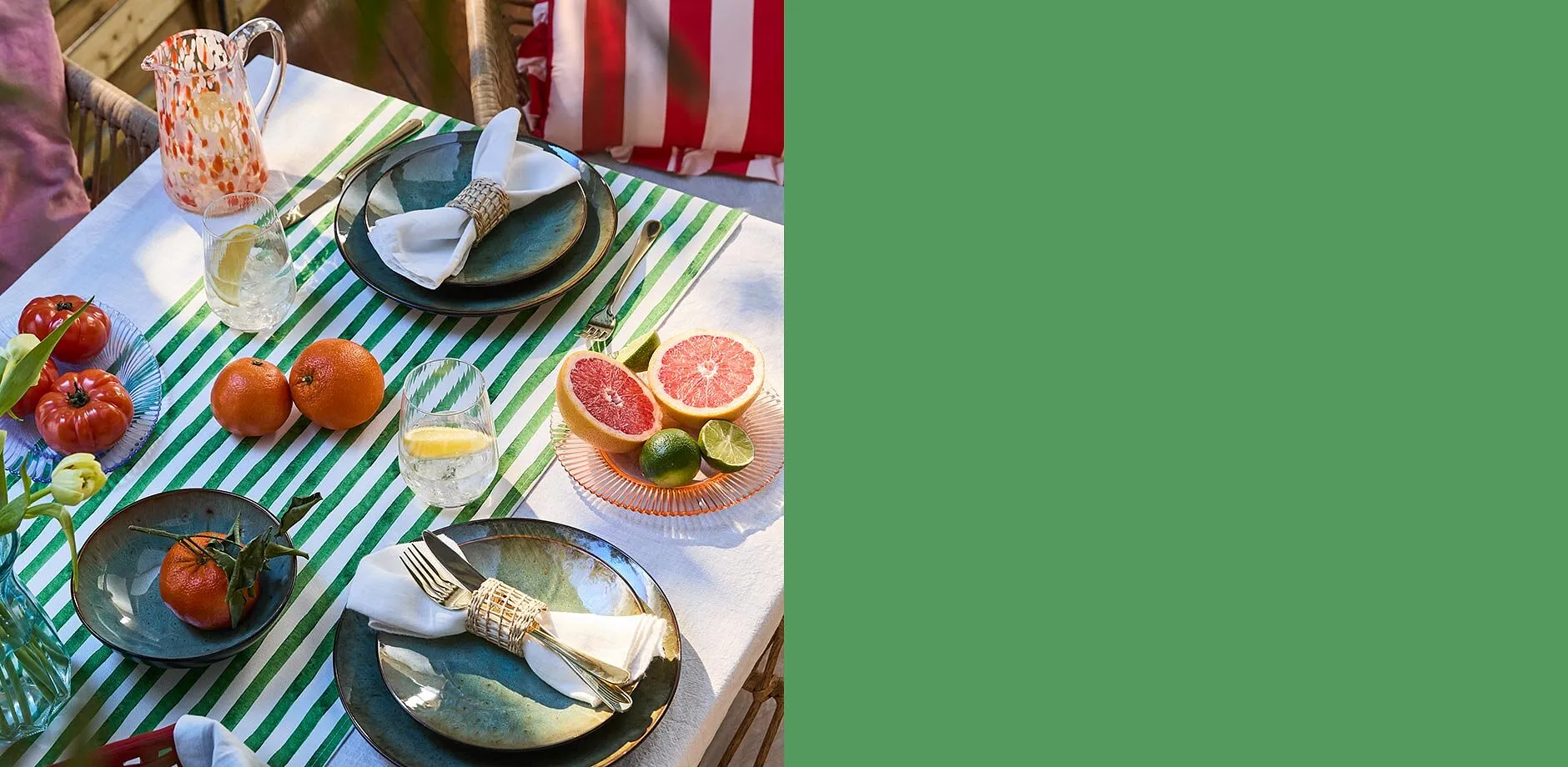 Une d&eacute;co de table dans le jardin avec vaisselle et fruits.