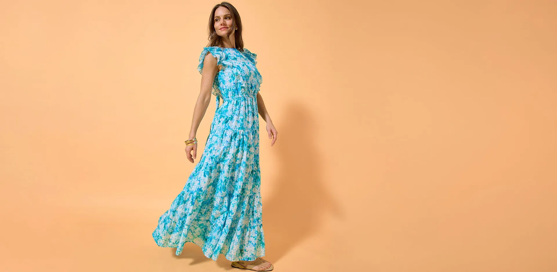 Blaues Maxikleid mit tropischem Blumenmuster.