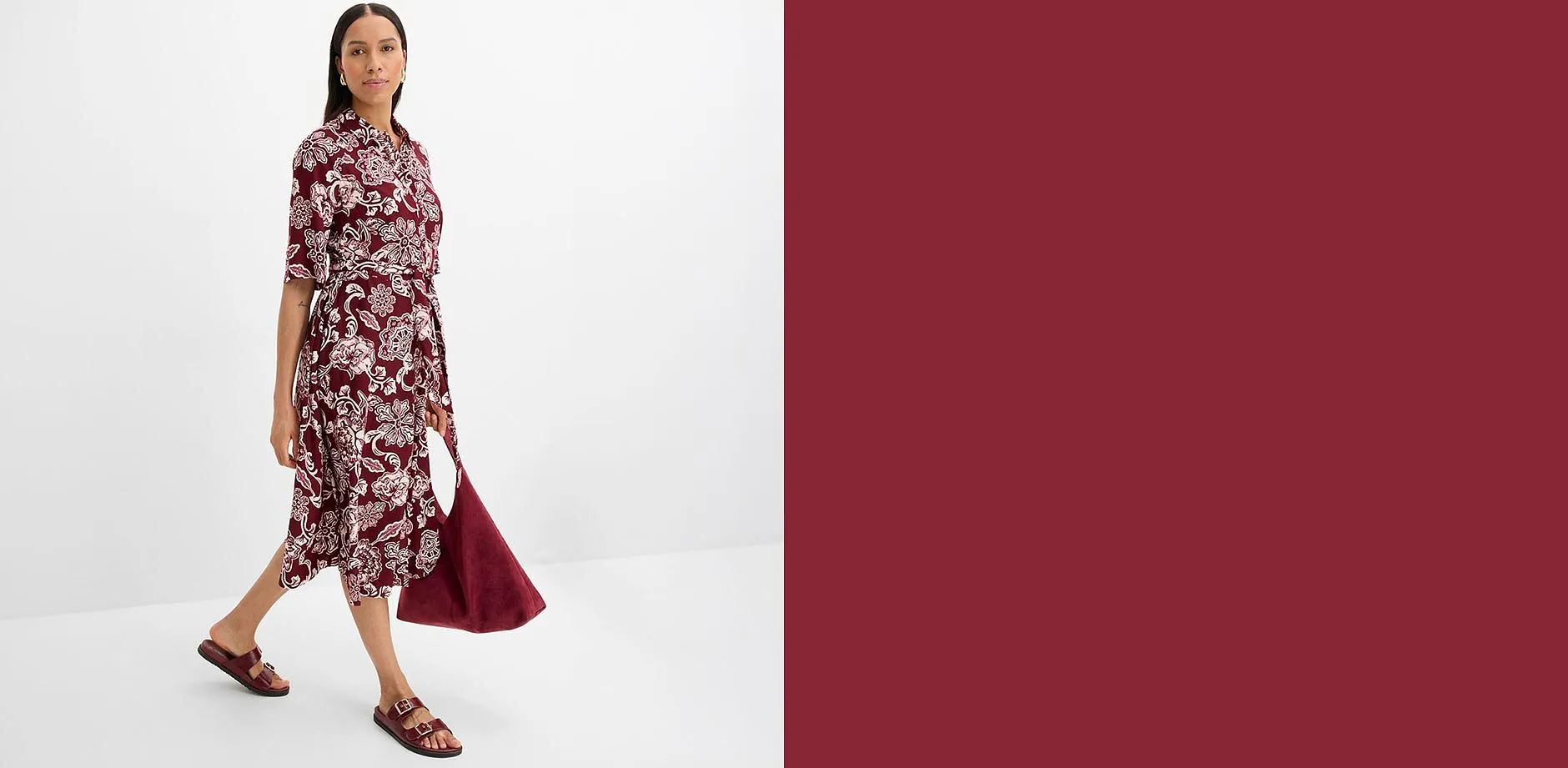 Elegantes Hemdkleid mit rot-rosa gebl&uuml;mten Muster und G&uuml;rtel.