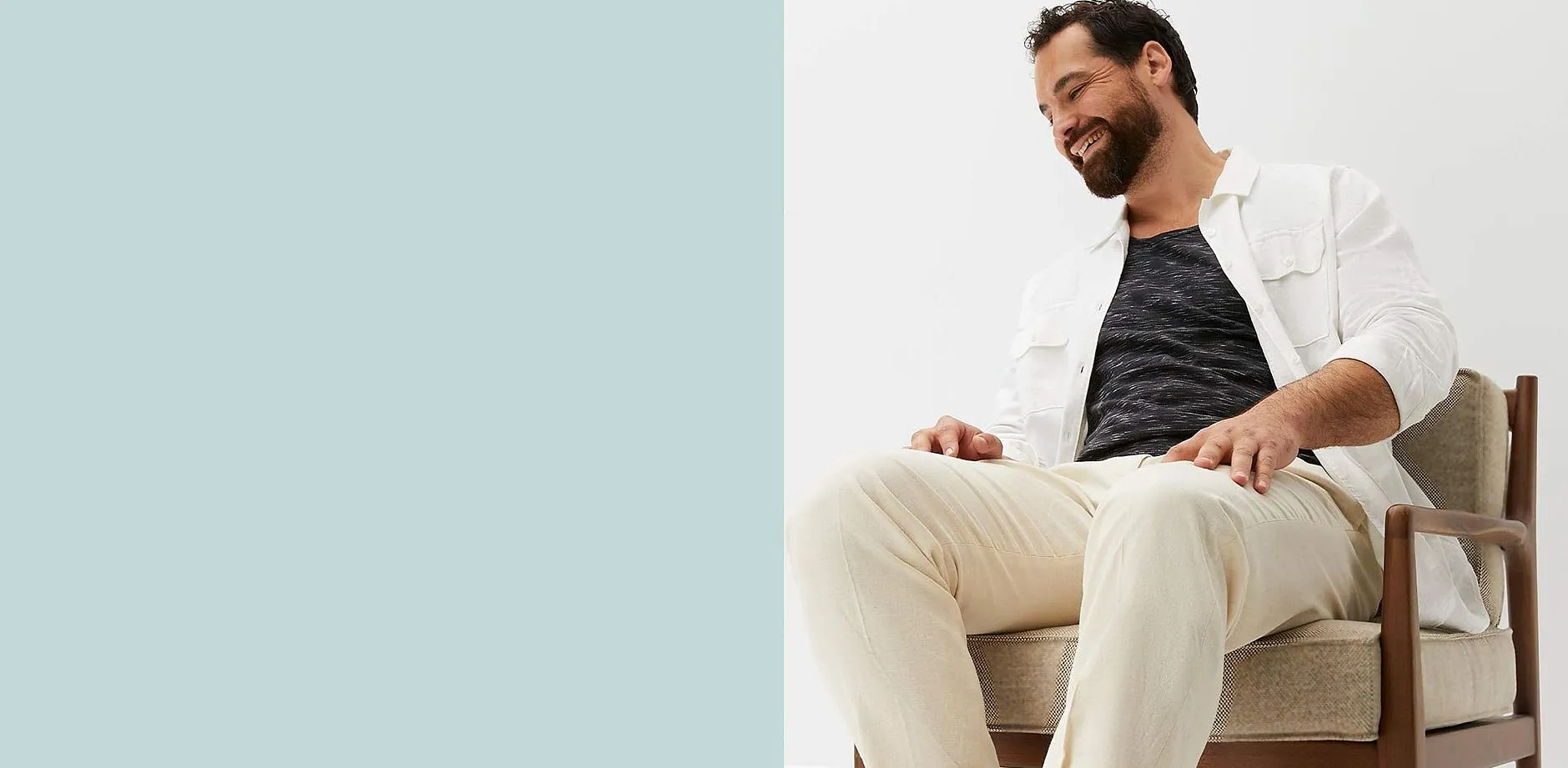 Tenue compos&eacute;e d'une chemise blanche, un t-shirt fonc&eacute; et un pantalon clair.