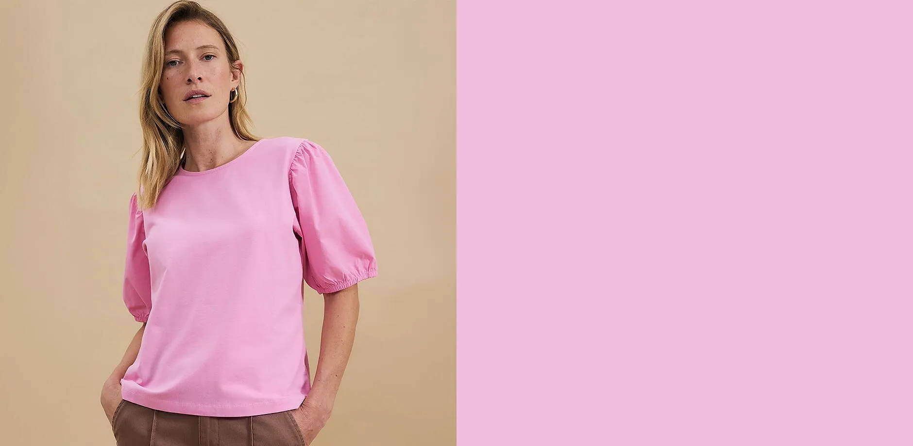 T-shirt rose &agrave; manches ballon associ&eacute; &agrave; un pantalon beige.