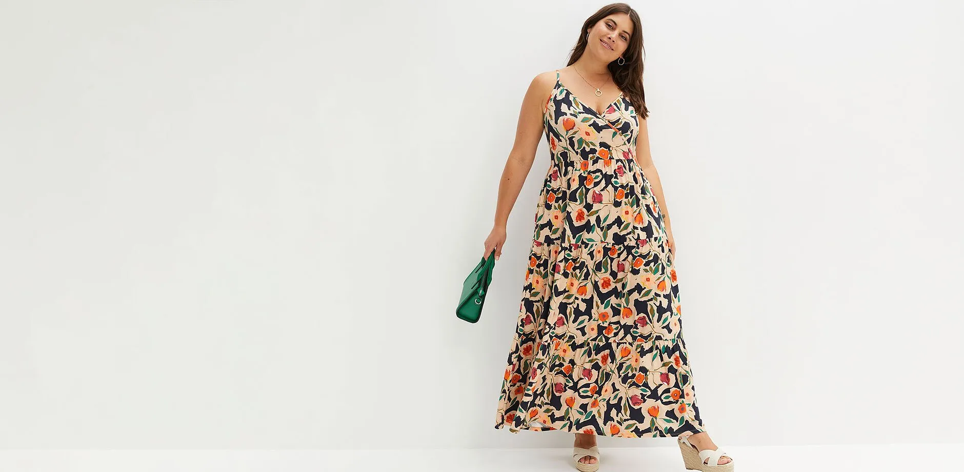 Robe longue estivale &agrave; motif floral multicolore et bretelles.