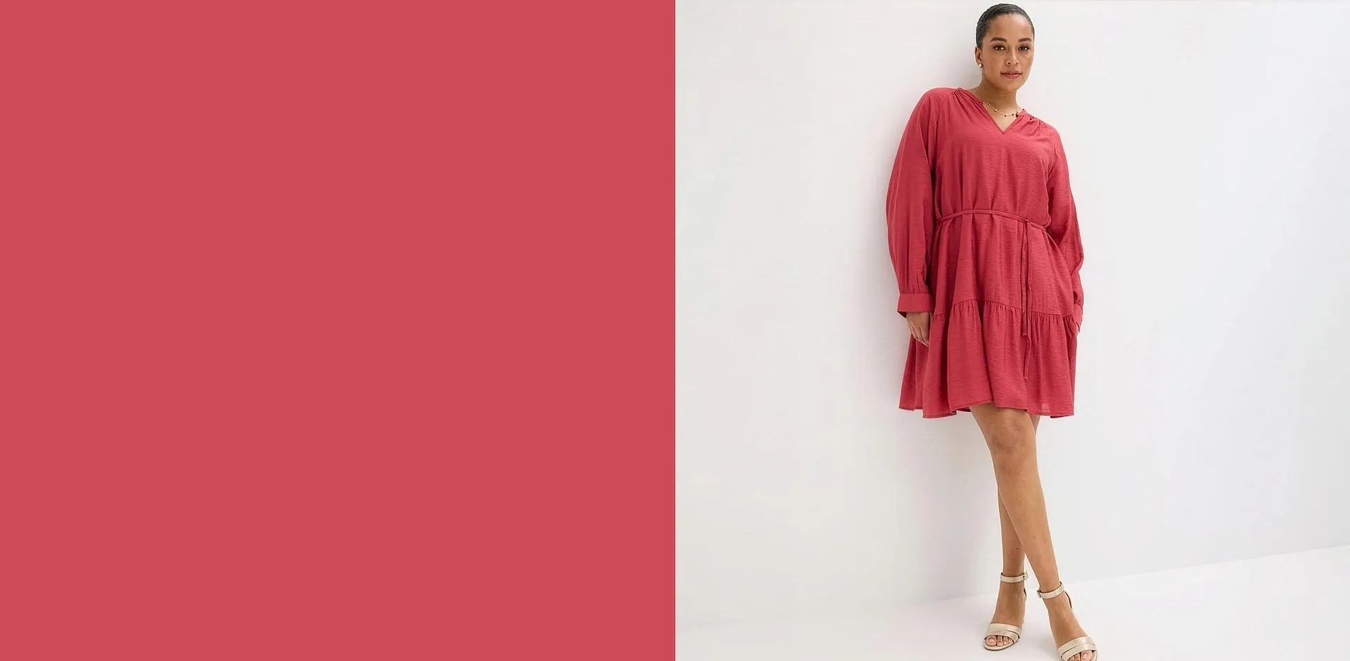 Elegantes rotes Kleid mit langen &Auml;rmeln und wei&szlig;en High-Heel-Sandalen f&uuml;r einen stilvollen Look.
