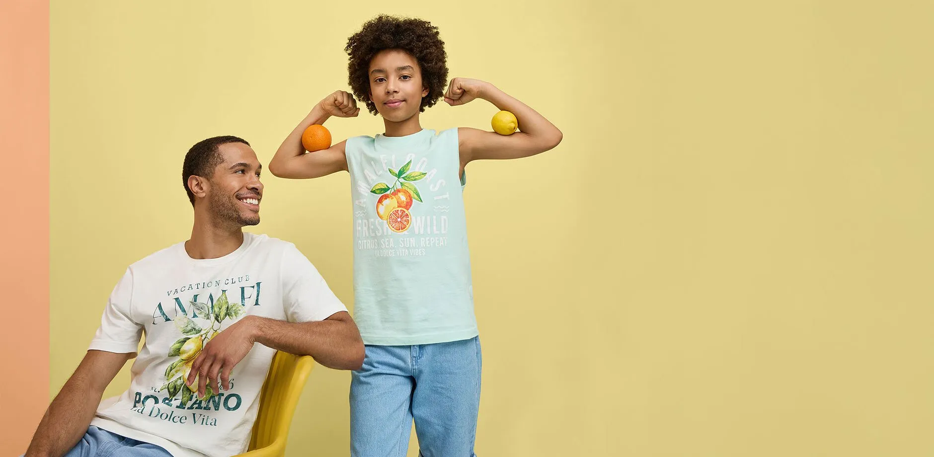 Deux personnes en T-shirts et jeans d&eacute;contract&eacute;s.