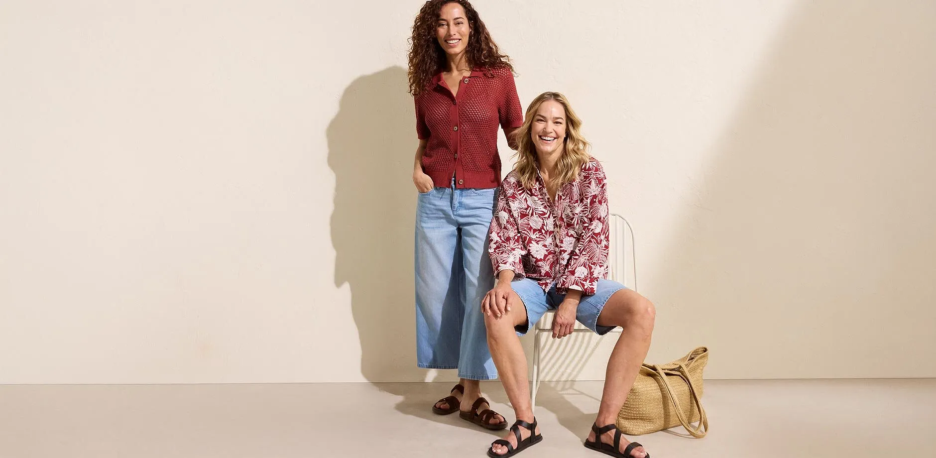 L&auml;ssige Sommerlooks mit gemusterten Blusen und bequemen Jeans f&uuml;r entspannte Tage.