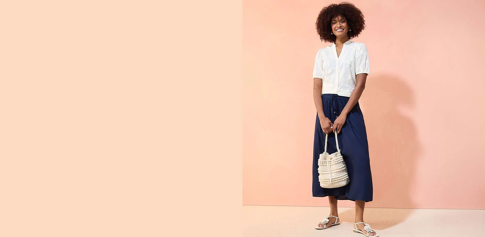 Chemisier blanc et jupe bleu marine pour un look chic et d&eacute;contract&eacute;.
