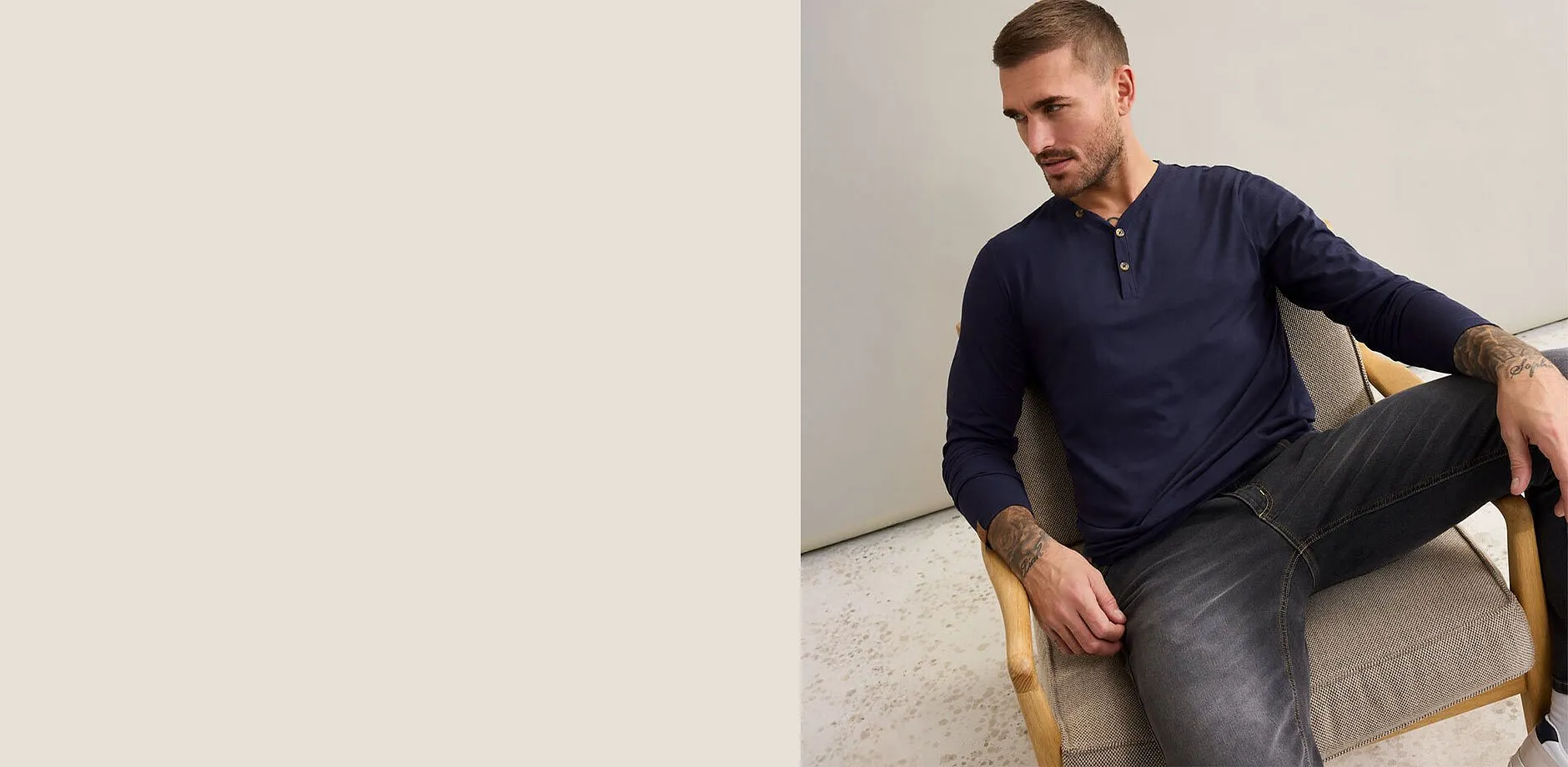 Dunkelblaues Langarmshirt mit Knopfleiste, kombiniert mit grauer Jeans.