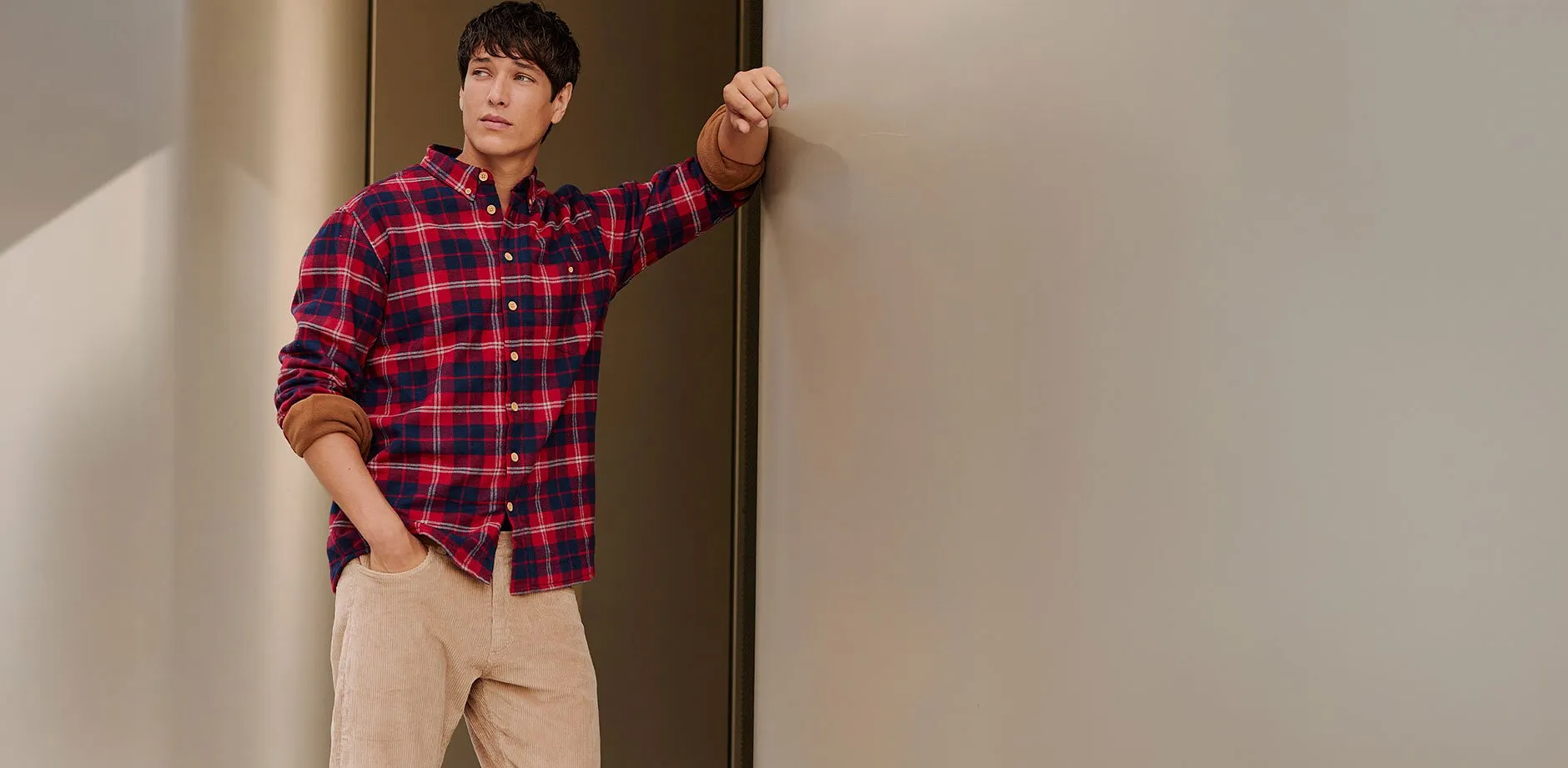 L&auml;ssiger Look mit kariertem Hemd in Rot-Blau &, beiger Hose.