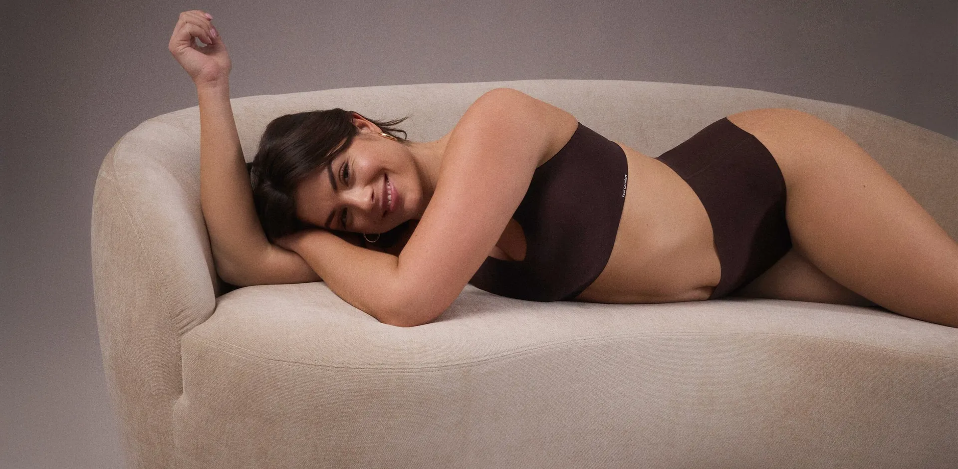 Lingerie marron chic comprenant un soutien-gorge et un slip assorti dans un style &eacute;pur&eacute;.