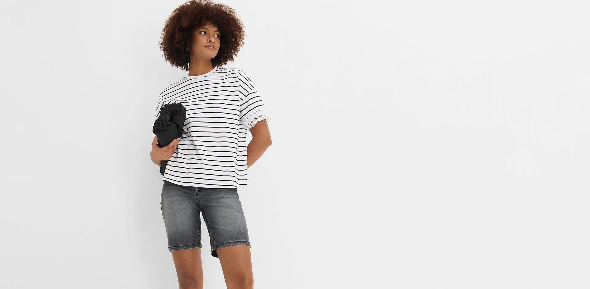 T-shirt ray&eacute; et short gris.