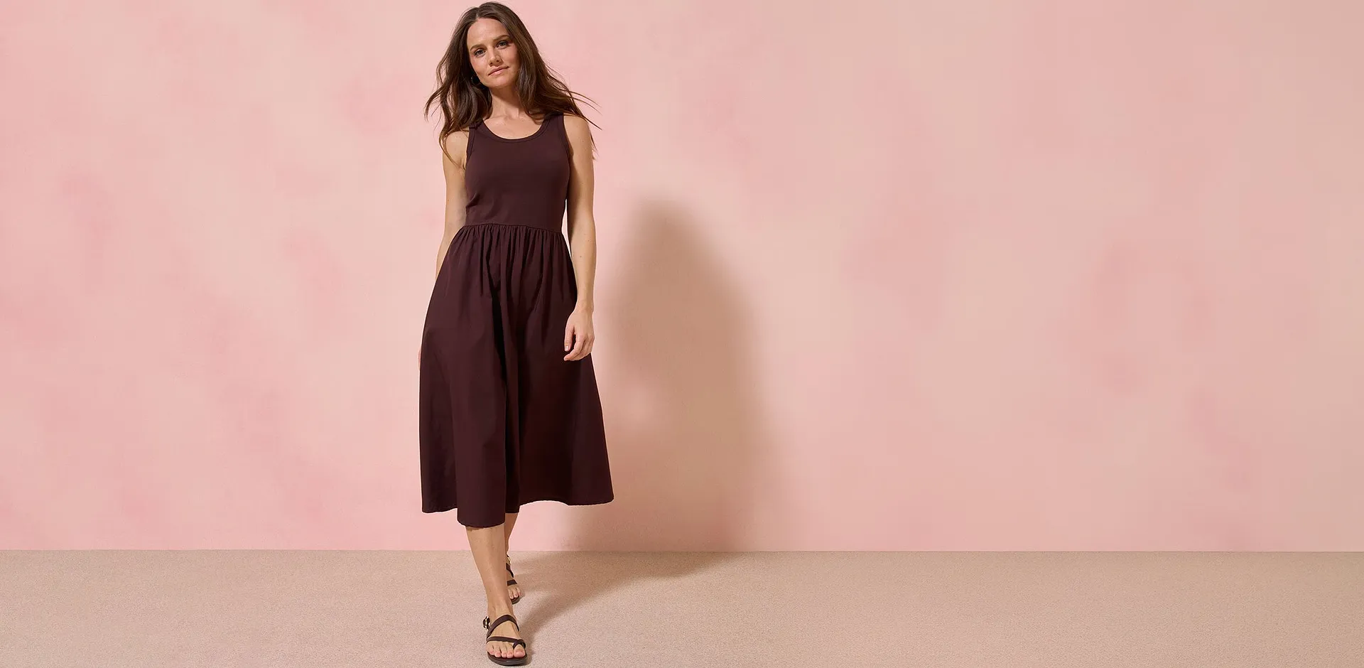 Robe midi marron fonc&eacute; &agrave; bretelles et de coupe f&eacute;minine.