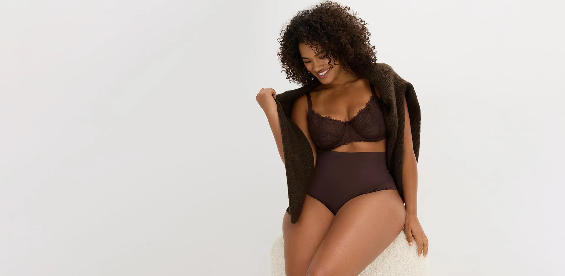 Lingerie marron chic comprenant un soutien-gorge et un slip au style &eacute;pur&eacute;.