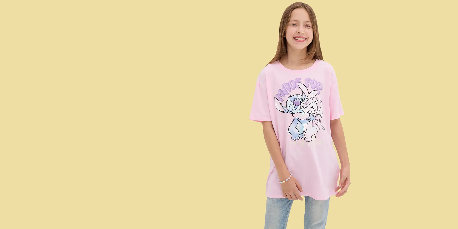 Ein rosa T-Shirt mit niedlichem Cartoon-Motiv sorgt f&uuml;r einen fr&ouml;hlichen, verspielten Look.