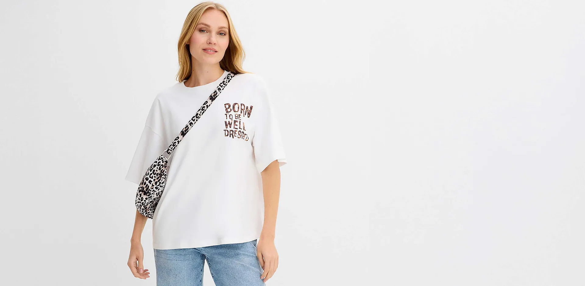 Wei&szlig;es T-Shirt mit Aufdruck und Leopardenmuster-Detail kombiniert mit l&auml;ssiger blauer Jeans.