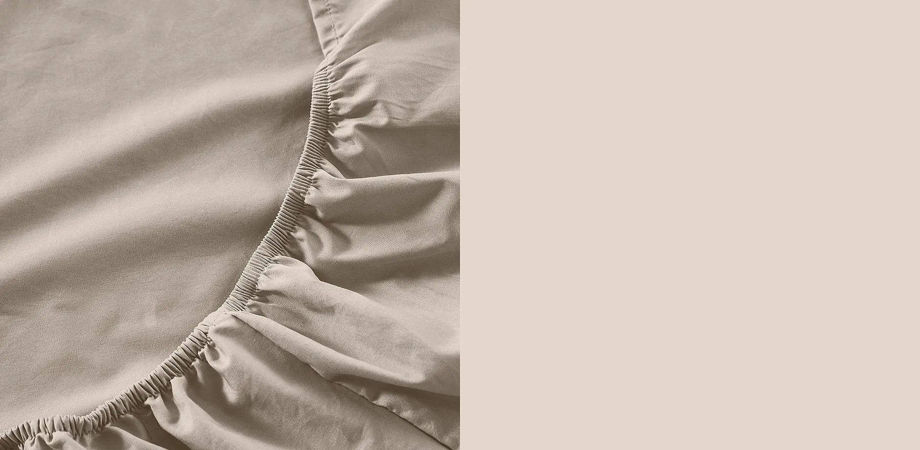 Drap-housse beige avec &eacute;lastique.