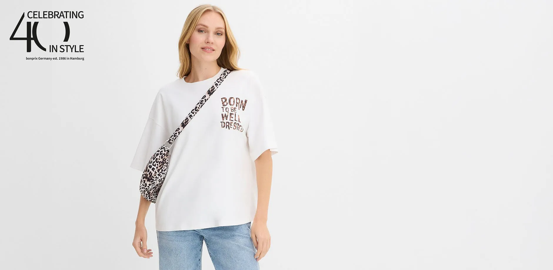Wei&szlig;es T-Shirt mit Aufdruck und Leopardenmuster-Detail kombiniert mit l&auml;ssiger blauer Jeans.