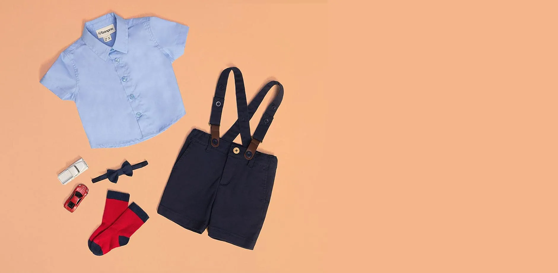 Chemise bleue, short &agrave; bretelles noir et chaussettes rouges pour les b&eacute;b&eacute;s.