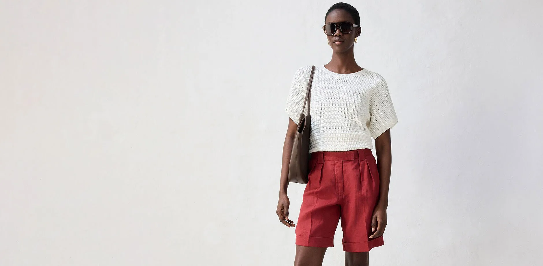 Tenue compos&eacute;e d'un haut blanc et d'un bermuda rouge.