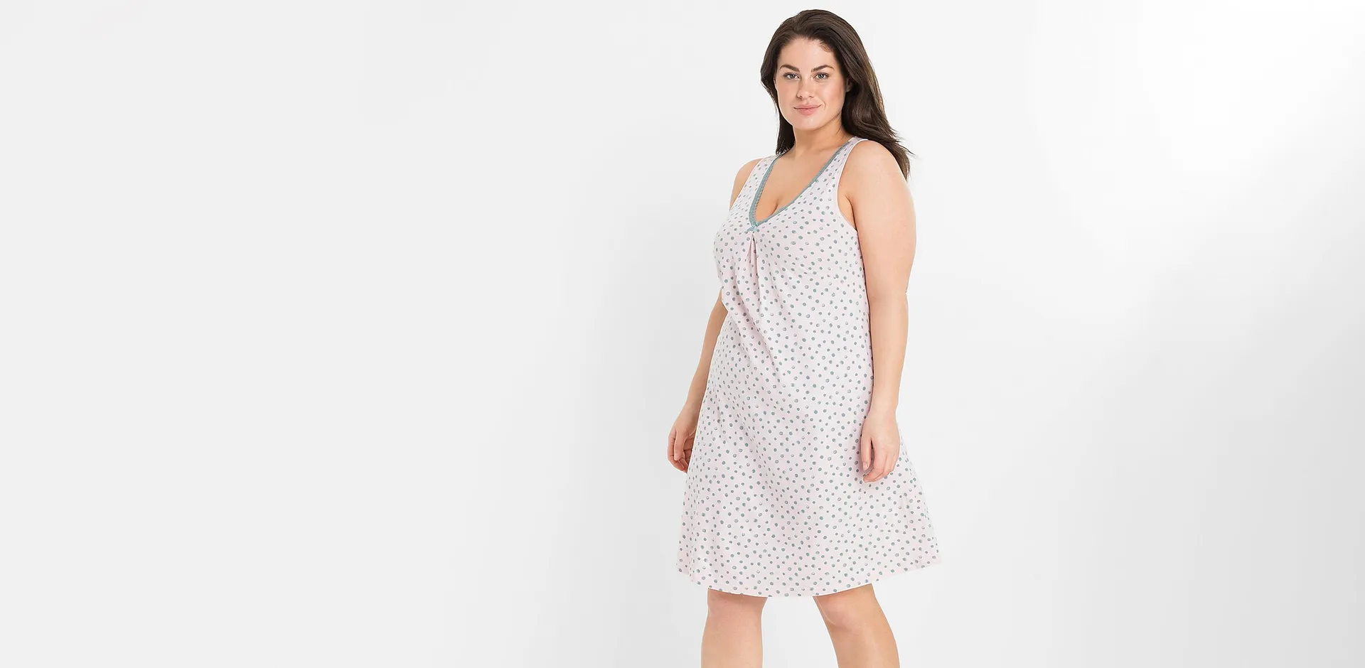 Une femme en nuisette confortable &agrave; pois
