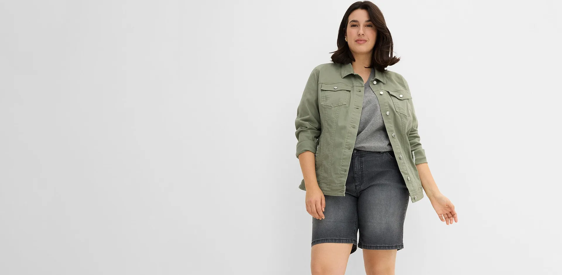 Tenue compos&eacute;e d'une veste verte, un top gris et un short assorti.
