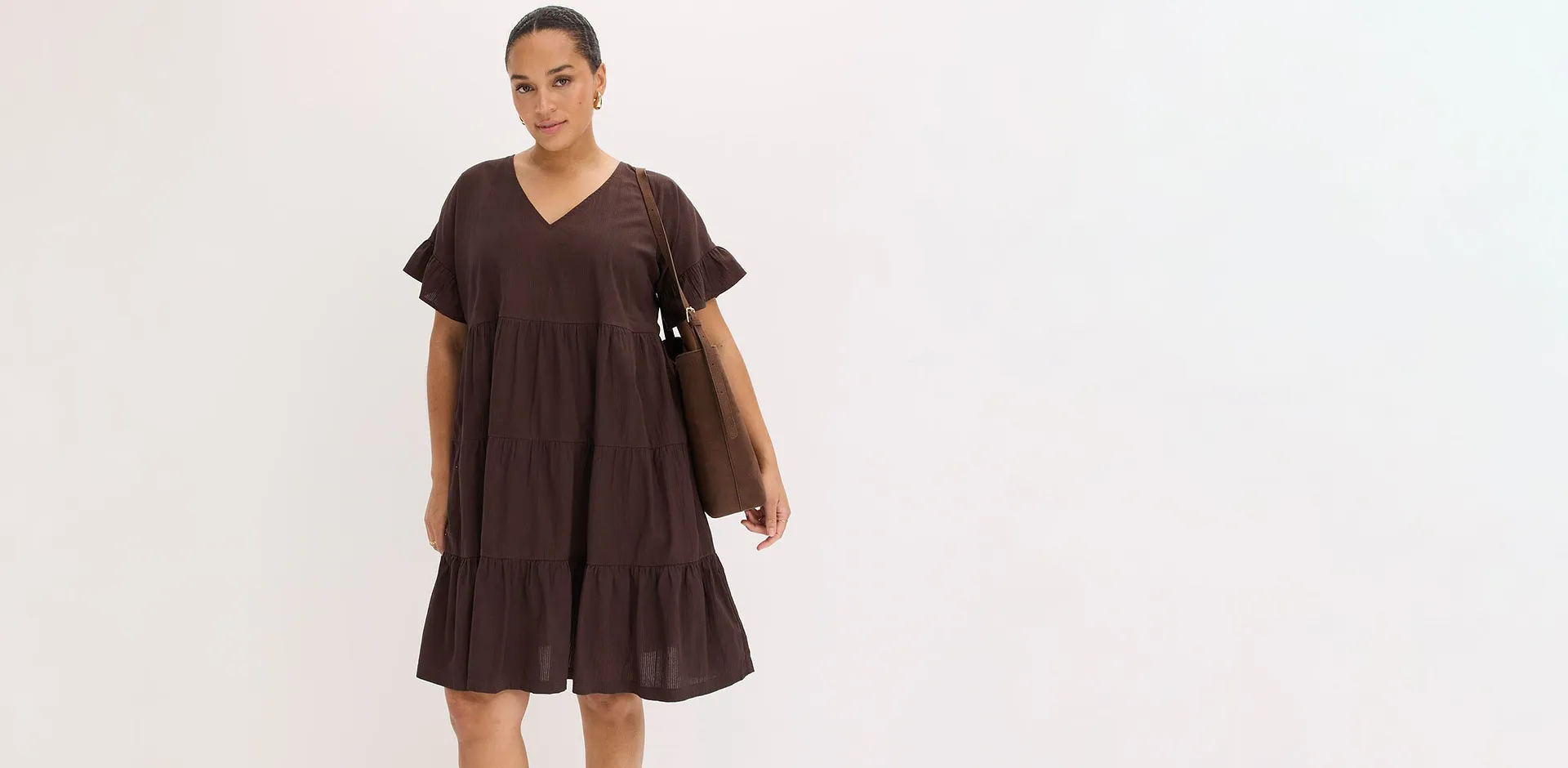 Robe marron &agrave; d&eacute;collet&eacute; en V, manches courtes et coupe trap&egrave;ze.