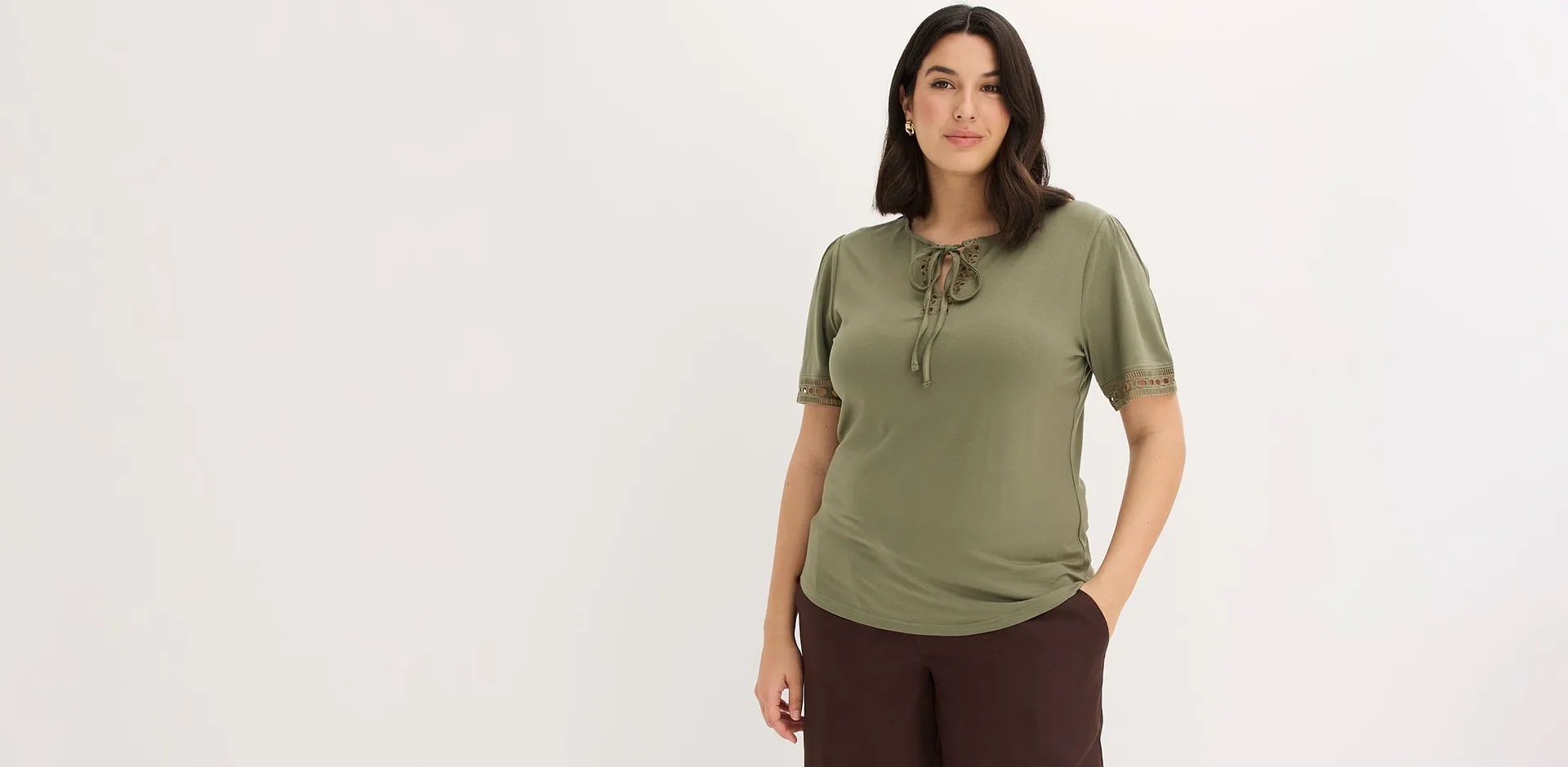 T-shirt vert olive associ&eacute; &agrave; un pantalon marron.