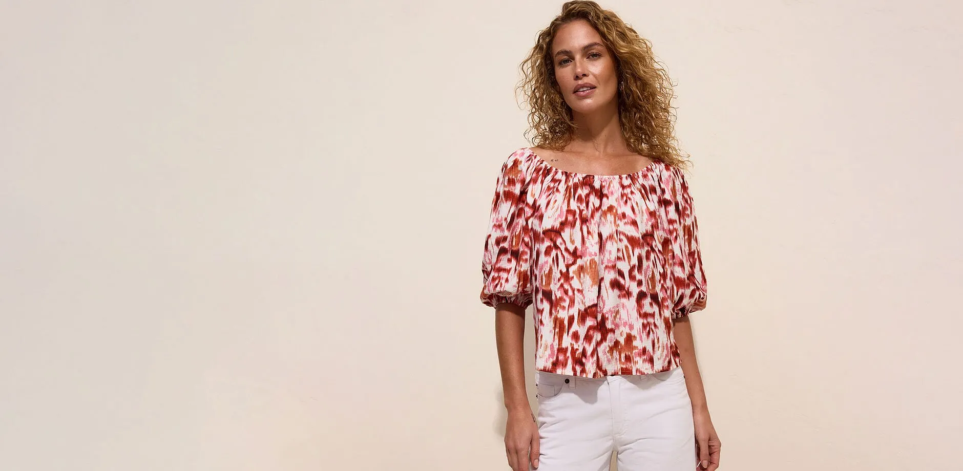 Blouse Carmen &agrave; motif mode et jean blanc confortable.