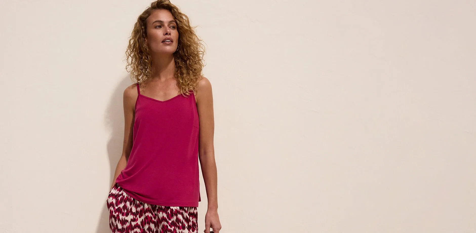 Top rose &agrave; bretelles et pantalon &agrave; imprim&eacute; mode.