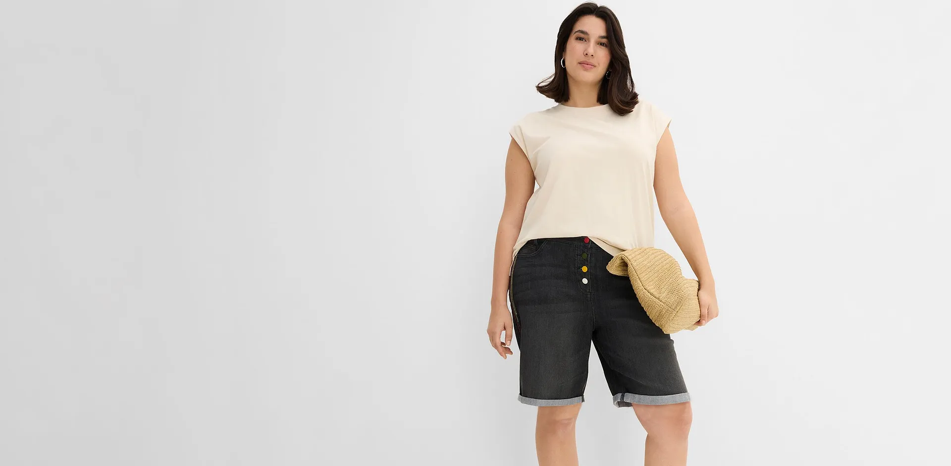 Haut beige et bermuda en jean fonc&eacute; avec revers &agrave; la base.