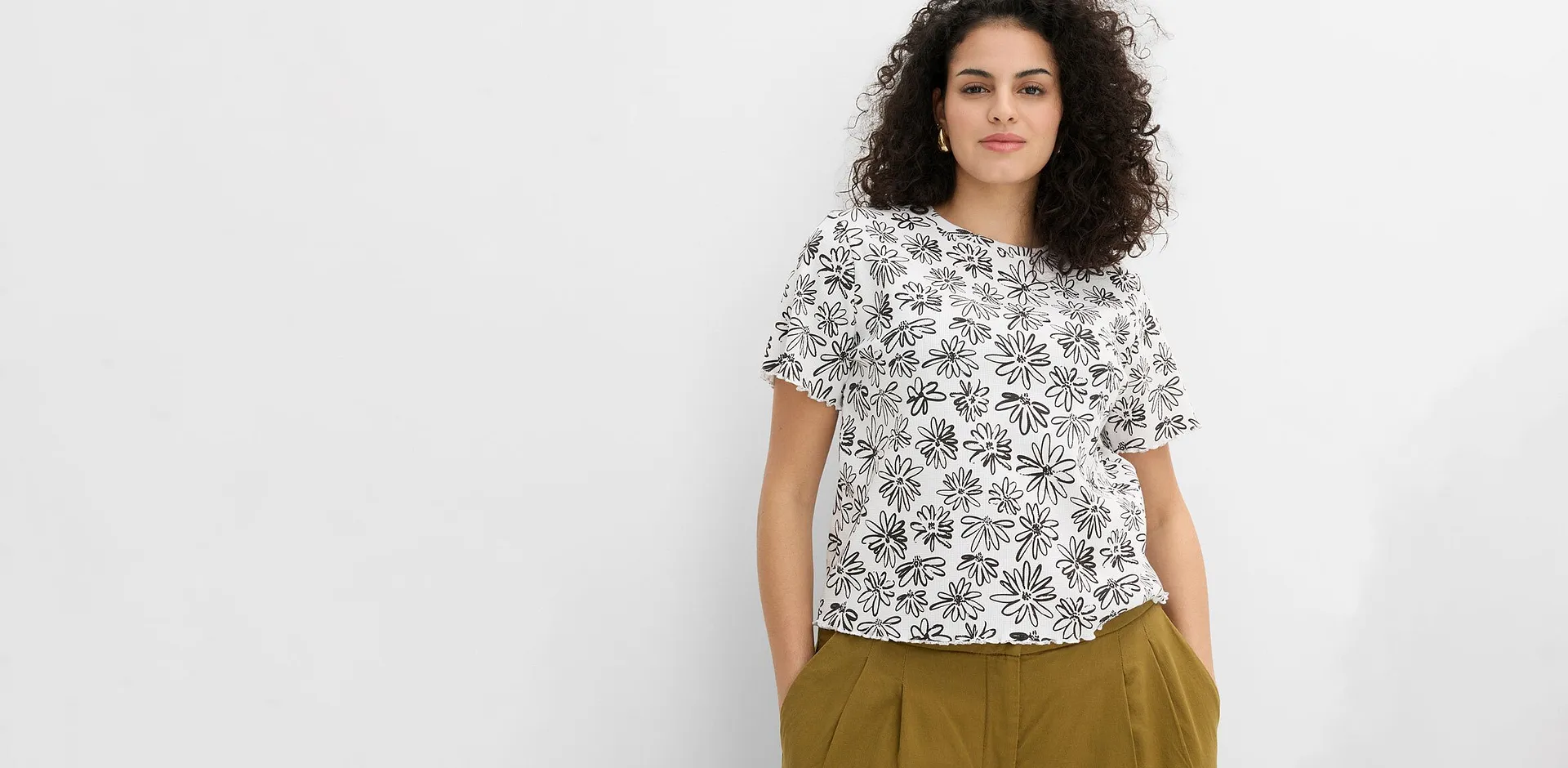 Haut blanc &agrave; motif noir et pantalon vert olive.