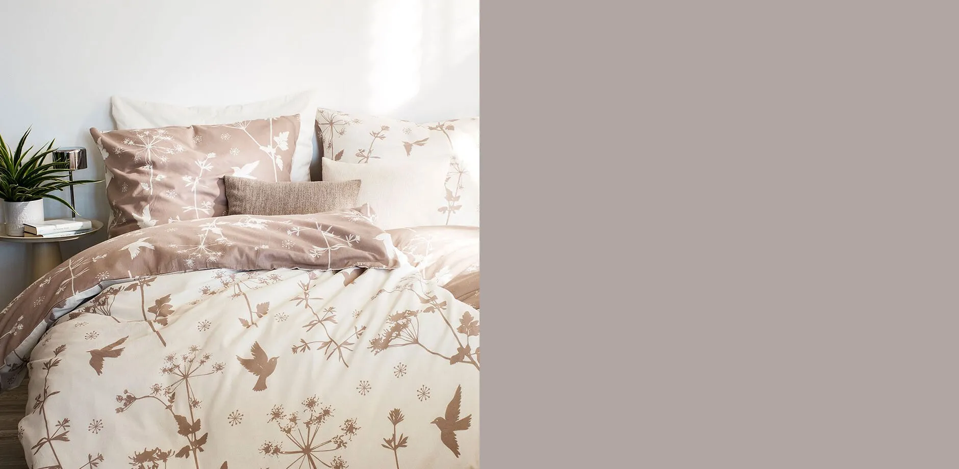 Linge de lit douillet &agrave; imprim&eacute; fleurs et oiseaux raffin&eacute; dans des tons brun naturel.
