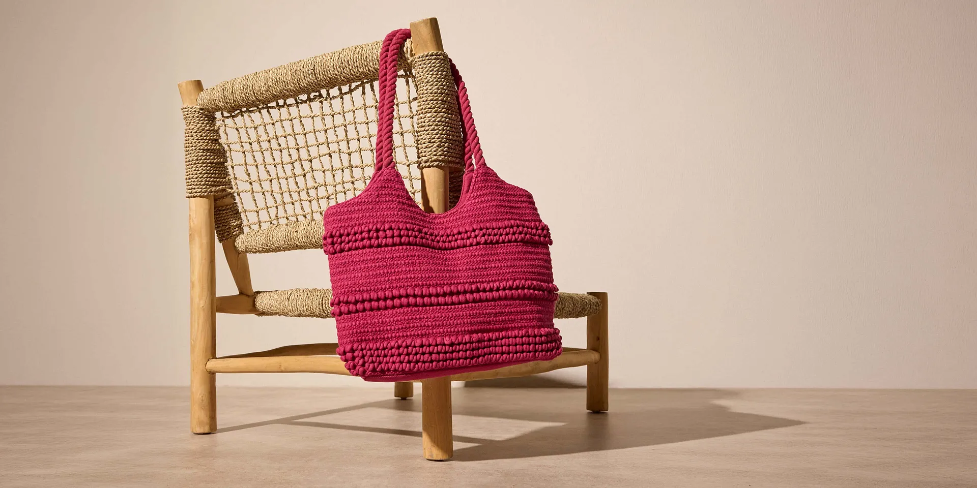 Sac en crochet rose fuchsia en motif structur&eacute;.