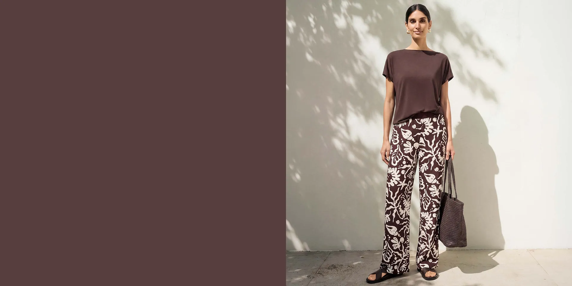 Haut marron uni, pantalon large imprim&eacute;, compl&eacute;t&eacute; d'une paire de sandales noires et d'un sac.