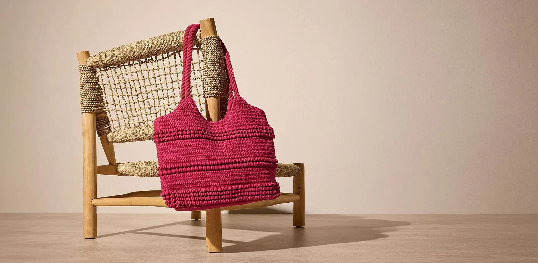 Sac en crochet rose fuchsia en motif structur&eacute;.