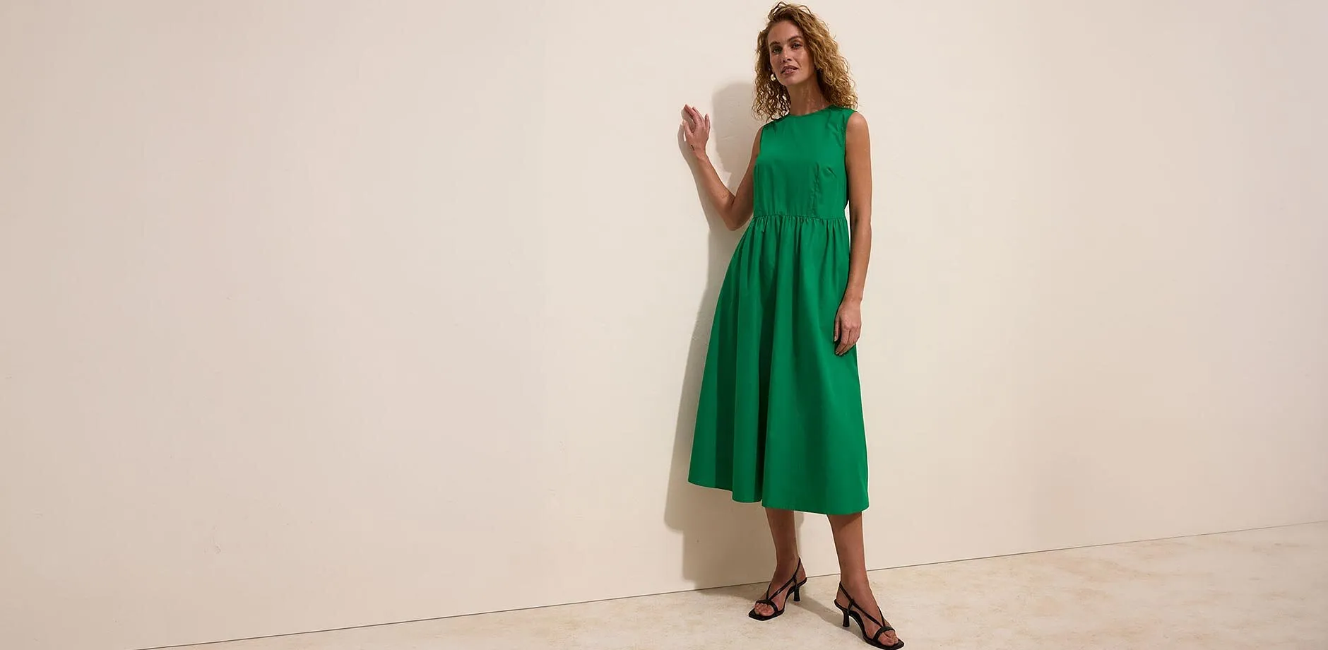 Robe midi verte avec sandales noires &agrave; brides.