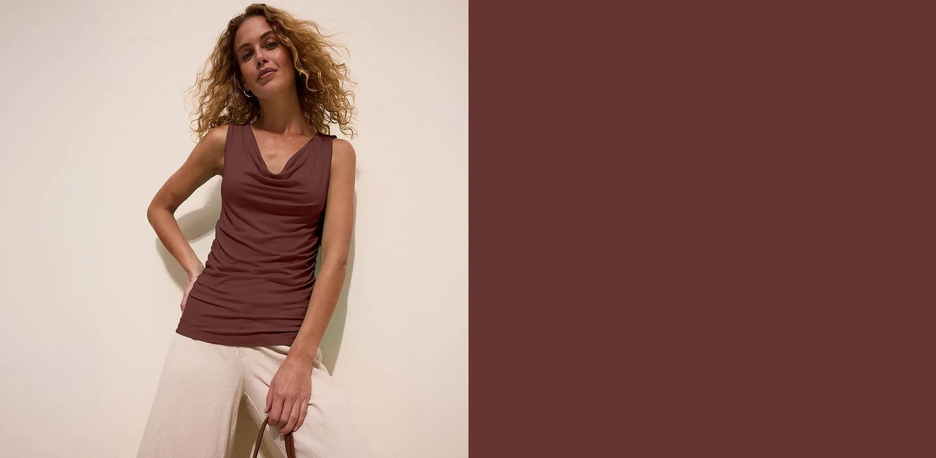 Top marron &agrave; encolure b&eacute;nitier, associ&eacute; &agrave; un pantalon large de couleur claire.