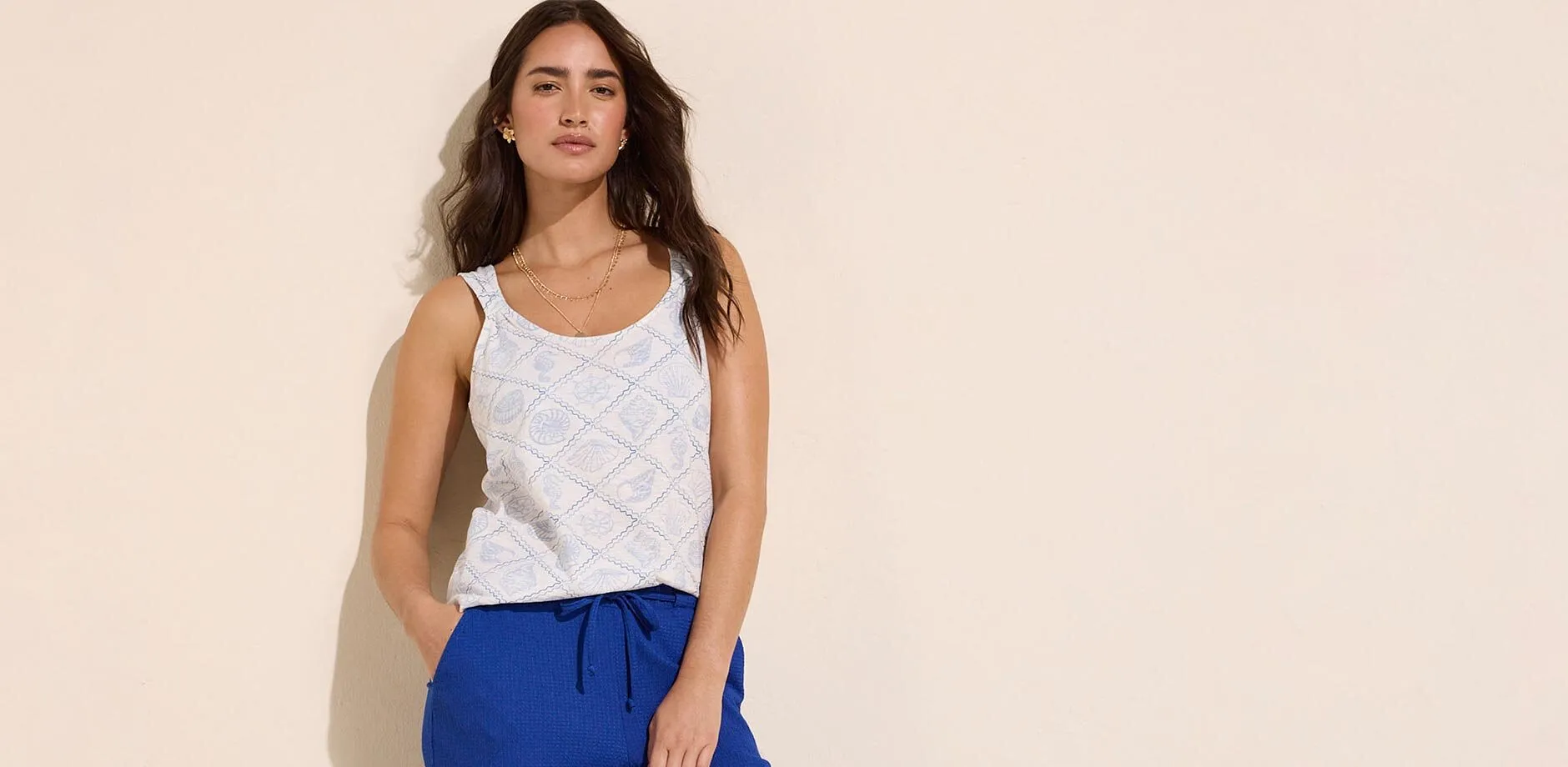 Top d&eacute;bardeur style marin avec coquillages et pantalon bleu - parfait pour les chaudes journ&eacute;es.