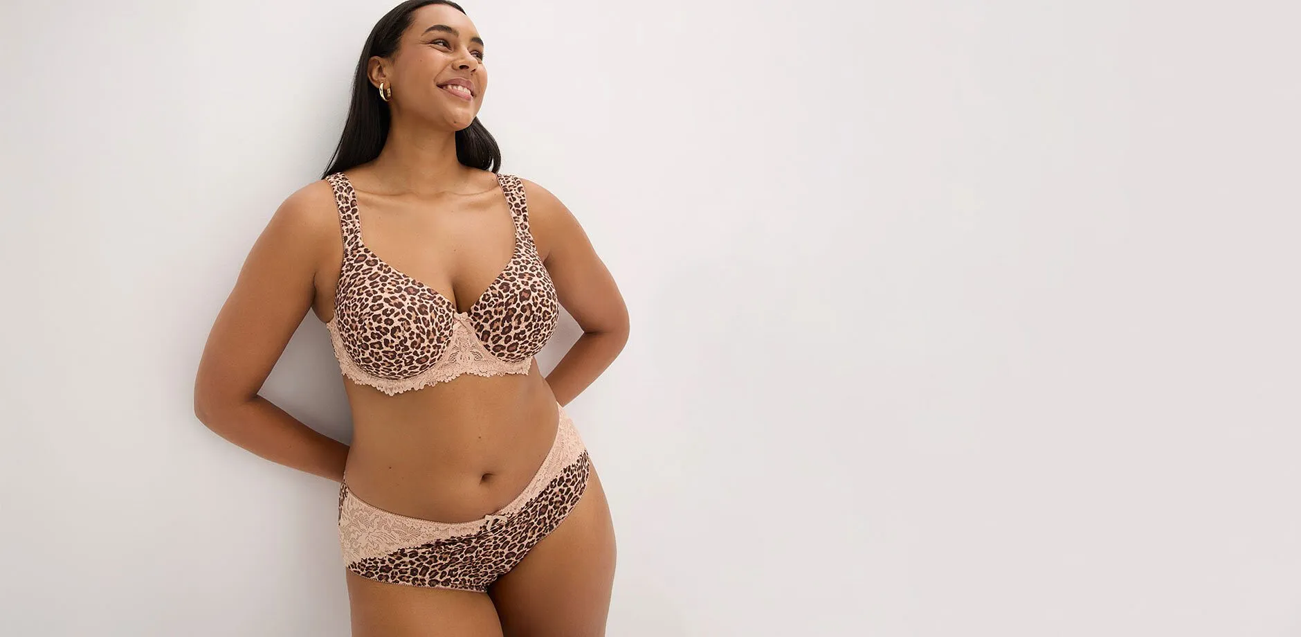 Soutien-gorge l&eacute;opard &eacute;l&eacute;gant et culotte assortie, d&eacute;cor&eacute;s de dentelle raffin&eacute;e.